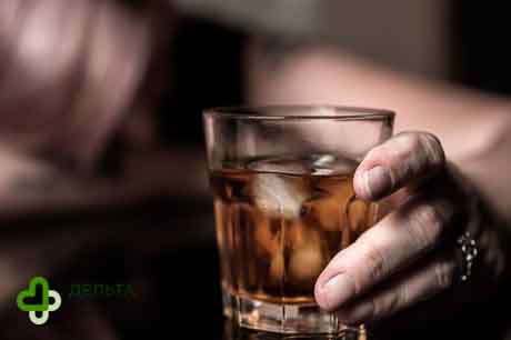 Стакан с напитком в руке